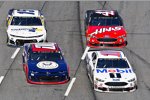 Aric Almirola (Stewart-Haas) und Landon Cassill 