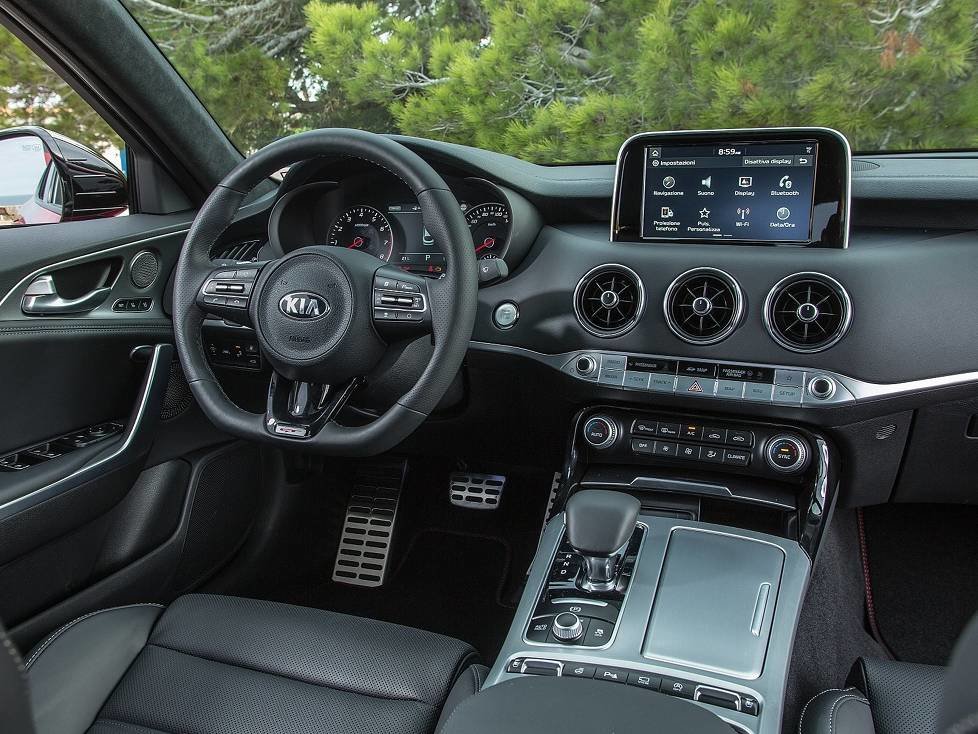 Innenraum und Cockpit des  Kia Stinger 2018