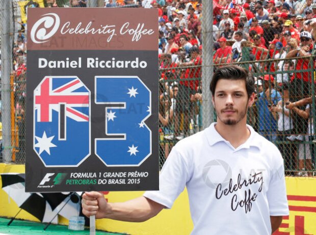 Titel-Bild zur News: Grid-Boy von Daniel Ricciardo in Brasilien