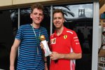 Fahrer des Jahres: Redakteur Dominik Sharaf übergibt den Motorsport-Total.com-Award 2017 an Sebastian Vettel (Ferrari)