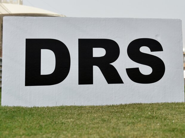 Titel-Bild zur News: DRS-Hinweisschild beim Grand Prix von Bahrain 2018