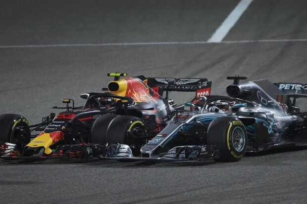 Lewis Hamilton Max Verstappen Mercedes Mercedes AMG Petronas Motorsport F1Red Bull Aston Martin Red Bull Racing F1 ~Lewis Hamilton (Mercedes) und Max Verstappen (Red Bull) ~ 