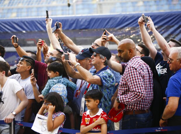 Titel-Bild zur News: Formel-1-Fans in Bahrain 2018