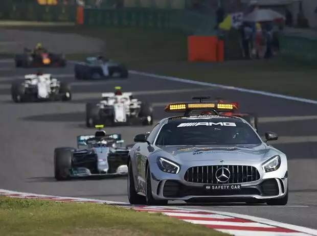 Valtteri Bottas hinter dem Safety-Car Titel-Bild zur News: Valtteri Bottas hinter dem Safety-Car