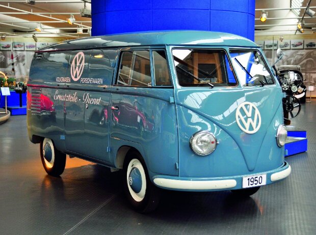 Titel-Bild zur News: Originalgetreu restaurierter VW Bulli aus dem ersten Baujahr 1950