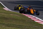 Fernando Alonso (McLaren) und Carlos Sainz (Renault) 