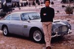 Pierce Brosnan mit Aston Martin DB 5