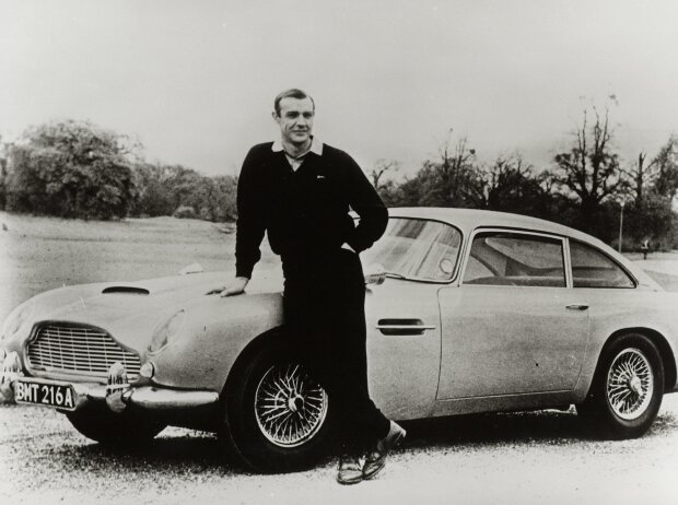 Sean Connery mit Aston Martin DB 5 (1964) Sean Connery mit Aston Martin DB 5 (1964)