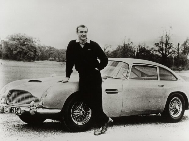 Sean Connery mit Aston Martin DB 5 (1964) 