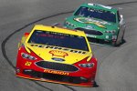 Joey Logano (Penske) und Paul Menard (Wood) 