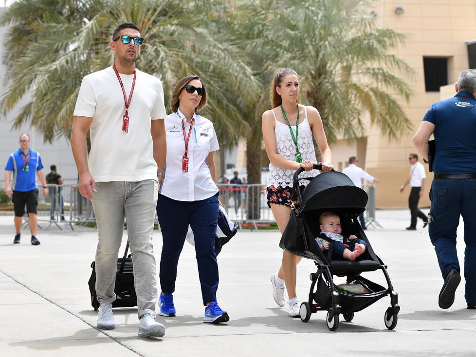 Claire Williams mit Baby im Paddock