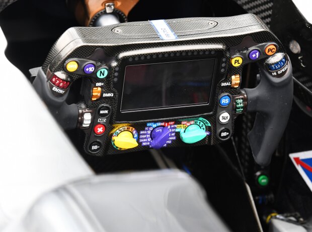 Titel-Bild zur News: Mercedes-Lenkrad aus der Formel-1-Saison 2017