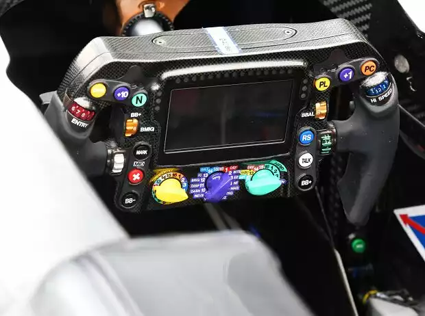 Mercedes-Lenkrad aus der Formel-1-Saison 2017 Titel-Bild zur News: Mercedes-Lenkrad aus der Formel-1-Saison 2017