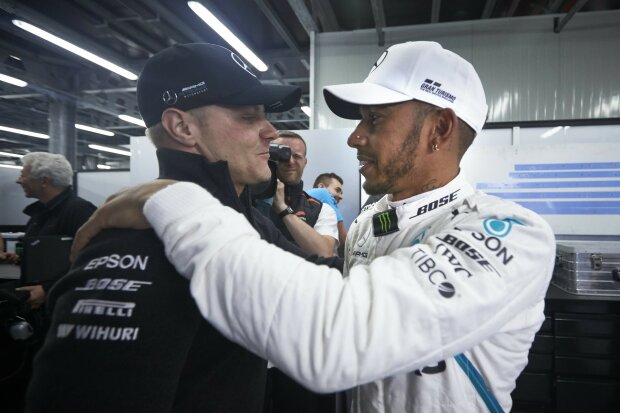 Valtteri Bottas Lewis Hamilton Mercedes Mercedes AMG Petronas Motorsport F1 ~Valtteri Bottas (Mercedes) und Lewis Hamilton (Mercedes) ~ 