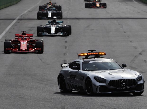 Sebastian Vettel und Lewis Hamilton hinter dem Safety-Car