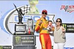 Joey Logano (Penske) mit Ehefrau Brittany und Sohn Hudson