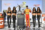 Joey Logano (Penske) mit den Monster-Girls