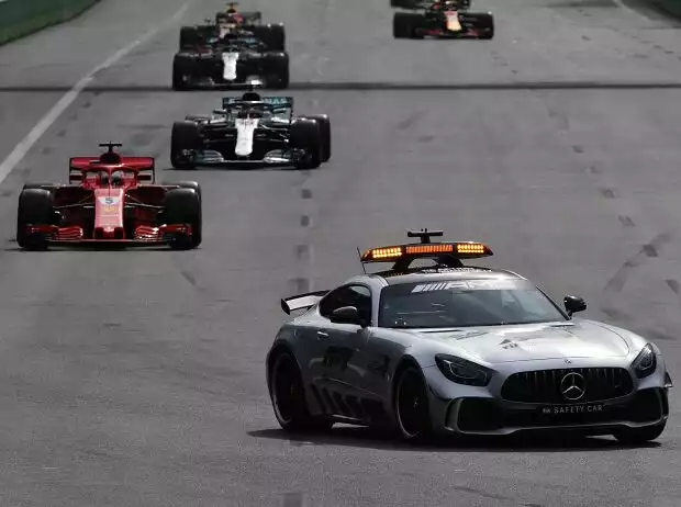 Sebastian Vettel und Lewis Hamilton hinter dem Safety-Car Titel-Bild zur News: Sebastian Vettel und Lewis Hamilton hinter dem Safety-Car
