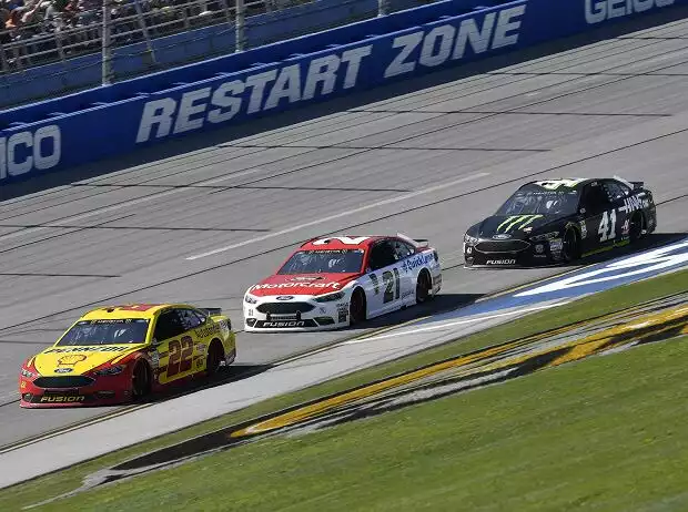 Joey Logano, Paul Menard, Kurt Busch Titel-Bild zur News: Joey Logano, Paul Menard, Kurt Busch