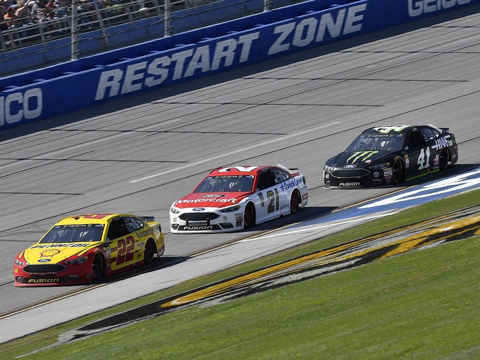 Joey Logano, Paul Menard, Kurt Busch