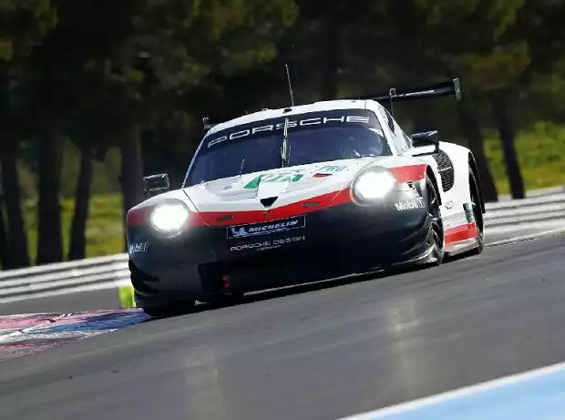 Porsche absolviert 2018 das größte GT-Motorsportengagement der Firmengeschichte - Das "Porsche GT Magazin" blickt hinter die Kulissen Titel-Bild zur News: Porsche absolviert 2018 das größte GT-Motorsportengagement der Firmengeschichte - Das "Porsche GT Magazin" blickt hinter die Kulissen