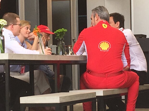 Andy Cowell, Susie Wolff, Niki Lauda, Maurizio Arrivabene, Toto Wolff in Bahrain 2018 (Freitag)