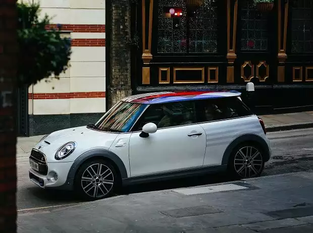 Mini feiert die Hochzeit von Prinz Harry und Meghan Markle mit einem Einzelstück, das später für einen guten Zweck versteigert wird Titel-Bild zur News: Mini feiert die Hochzeit von Prinz Harry und Meghan Markle mit einem Einzelstück, das später für einen guten Zweck versteigert wird