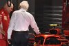 Charlie Whiting besucht Ferrari-Box: Sind Rückspiegel legal?