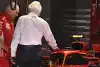 Bild zum Inhalt: Charlie Whiting besucht Ferrari-Box: Sind Rückspiegel legal?