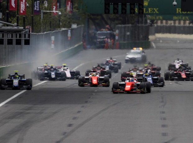 Titel-Bild zur News: Rennstart der Formel 2 in Baku 2018