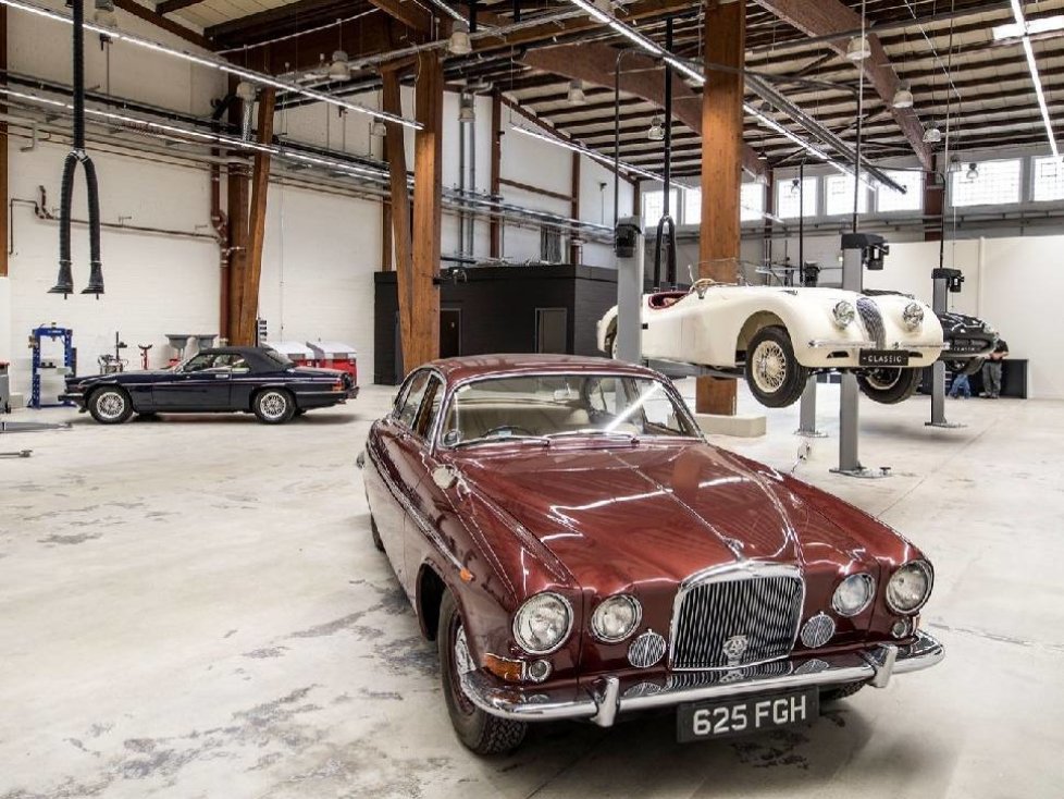 Jaguar Land Rover Classic Centre mit großzügiger Werkstatt