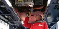 GTÜ-Prüfingenieur an einem Oldtimer