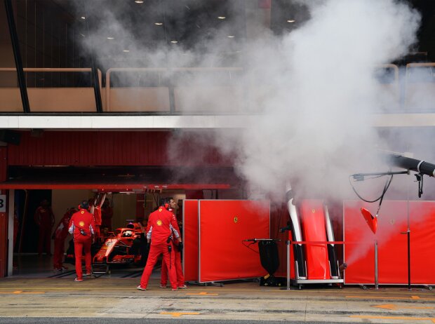 Titel-Bild zur News: Rauch in der Ferrari-Box