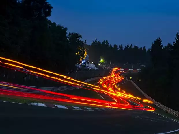 24h Nürburgring, Flair, Rücklichter, Langzeitbelichtung Titel-Bild zur News: 24h Nürburgring, Flair, Rücklichter, Langzeitbelichtung