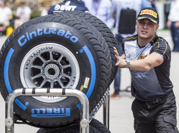 Titel-Bild zur News: Pirelli-Mechaniker mit Reifen