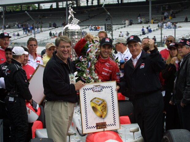 Titel-Bild zur News: Helio Castroneves feiert Sieg beim Indy 500 2001