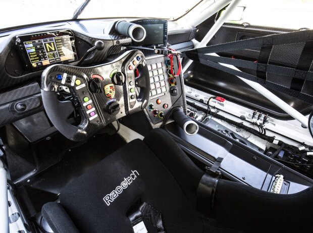 Porsche 911 GT3 R 2019, Cockpit