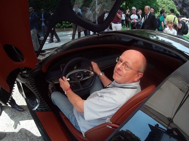 Sitzprobe im Genesis Essentia Coupé: Auto-Medienportal-Autor Axel F. Busse 