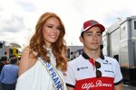 Charles Leclerc (Sauber) mit Miss Frankreich