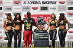 Martin Truex Jun. (Furniture Row) mit den Monster-Girls