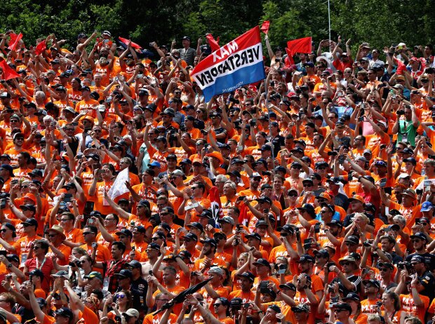 Titel-Bild zur News: Fans von Max Verstappen