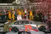 Bild zum Inhalt: Erik Jones gewinnt NASCAR-Crashfest in Daytona