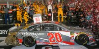 Bild zum Inhalt: Erik Jones gewinnt NASCAR-Crashfest in Daytona