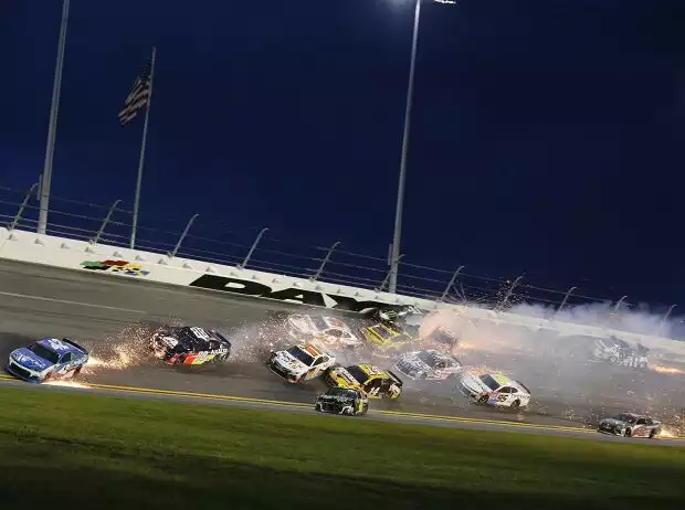 Big One: Massencrash in Daytona Titel-Bild zur News: Big One: Massencrash in Daytona