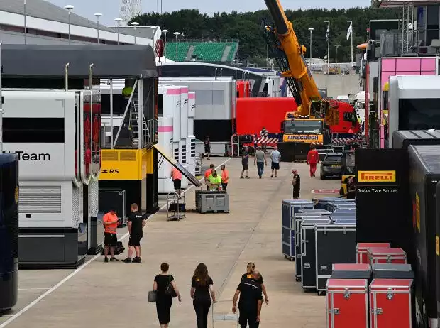 Formel-1-Paddock in Silverstone Titel-Bild zur News: Formel-1-Paddock in Silverstone