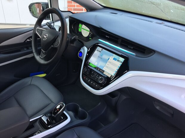 Innenraum und Cockpit des Opel Ampera-e 2018