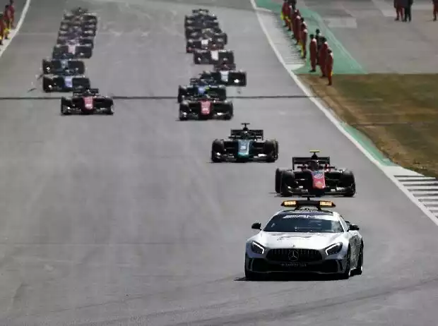 Start, Einführungsrunde, Safety-Car Titel-Bild zur News: Start, Einführungsrunde, Safety-Car