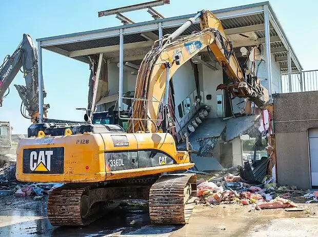 Titel-Bild zur News: Abrissbagger in Montral