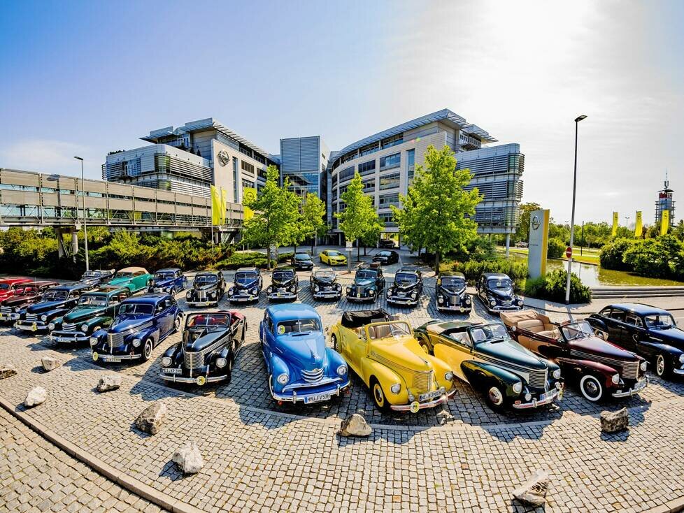 Geburtstagsparty: Drei neue Opel Insignia gratulieren den 25 Kapitänen zum Achtzigsten.