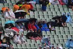 Fans sitzen in Hockenheim im Regen